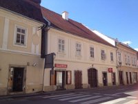 Ulica Vladimira Nazora 8 Kuća, građena u baroknu stilu, spada u red najstarijih stambeno-poslovnih građevina na području grada Petrinje  Kuća, građena u baroknu stilu, spada u red najstarijih stambeno-poslovnih građevina na području grada Petrinje, a datira iz prve polovine 18. stoljeća. Prvi veći zahvat na objektu nastaje 1812. godine kada prizemlje uličnoga krila, na mjestu nekada otvorenoga arkadnog hodnika, dobiva otvore lokala s kamenim dovratnicima.